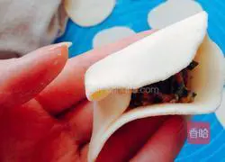 Illustration of how to make leek and pork dumplings 11