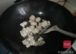 Illustration of how to stir-fry pork belly with dried mushrooms 6