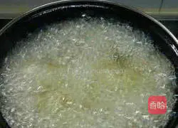 Illustration of how to make dry fried small meatballs 5