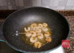 Illustration of how to make fried lettuce and shrimps 7