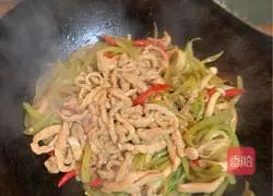 Illustration of how to stir-fry shredded pork with lettuce 7