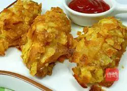 Potato chips with golden and fragrant chicken wings Illustration of how to do it 1