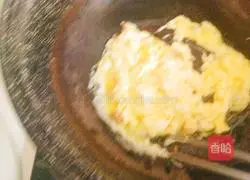 Illustration of how to make cucumber, ham and scrambled eggs 4