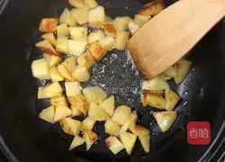 Illustration of how to make pan-fried potato sausage chunks 8
