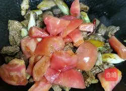 Illustration of how to make beef stew with potatoes and tomatoes 5