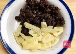 Illustration of how to make crispy fish and wheat vegetables with black bean sauce 2