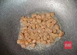 Illustration of how to make stir-fried beef with diced celery 12