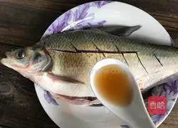 Illustration of how to make steamed Wuchang fish 1