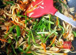 Illustration of how to make fish-flavored wild rice shredded pork 14