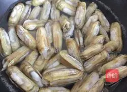 Illustration of how to stir-fry razor clams with green onions and ginger 4