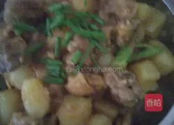 Illustration of how to make potato braised chicken 15