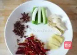 Illustration of how to make spicy chicken neck 1