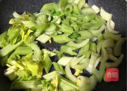 Illustration of how to make fried chicken breast with celery 2