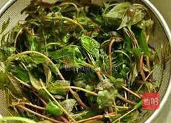 Illustration of how to stir-fry toon sprouts with eggs 1