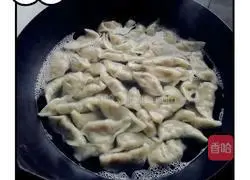 Illustration of how to make scallion and pork dumplings 14