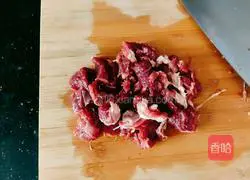 Illustration of how to steam beef tendons with potato powder 3