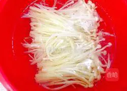 Illustration of how to make bacon enoki mushroom rolls 3