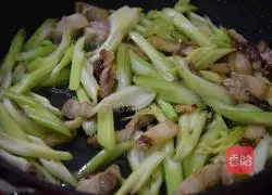 Illustration of how to stir-fry pork with celery 4 