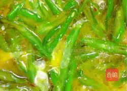 Illustration of how to make green bean omelette 3