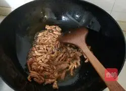Illustration of how to stir-fry shredded pork with garlic moss 3