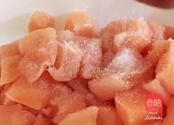 Illustration of how to make fruit and vegetable chicken breast salad 4