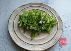 Illustration of how to make scrambled eggs with shredded peppers 2