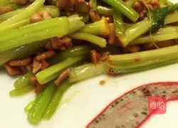 Illustration of how to make shredded celery and pork 8