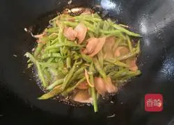Illustration of how to make bacon green beans 14