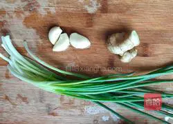 Illustration of how to stir-fry red shrimp with ginger and garlic 2
