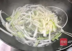 Illustration of how to make stir-fried shredded pork with cabbage stems, celery and celery 9
