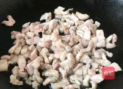 Illustration of how to make diced black fungus and broad bean cake 5