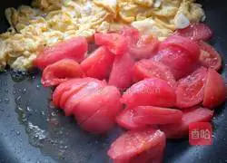 Illustration of how to make scrambled eggs with tomatoes 11