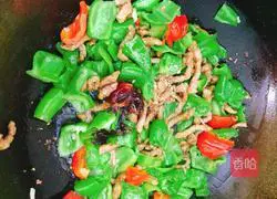 Illustration of how to make green and red pepper shredded pork 9