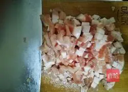 Illustration of how to make tender bamboo shoots and diced pork belly 5