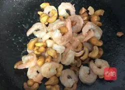 Illustration of how to make fried cucumber with shrimps and cashew nuts 3