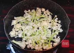 Illustration of how to make stir-fried pork belly and stir-fried cauliflower 4