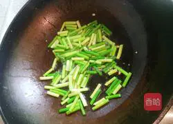 Stir-fried pork with garlic sprouts Illustration of how to do it 3