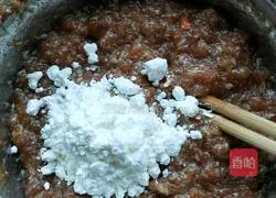 Illustration of how to make quail eggs wrapped in tomato sauce and meatballs 2