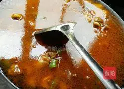 Illustration of how to make potato roast chicken 4