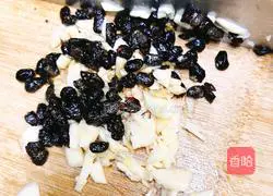 Illustration of how to make braised fish with bitter melon in drum juice 3