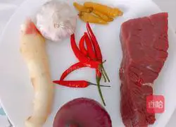 Illustration of how to make fried beef and onions 1