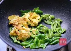 Illustration of how to make fried eggs with chili pepper 7