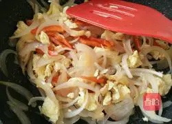 Illustration of how to make fried onions and eggs 6