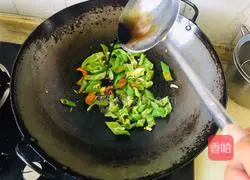 Illustration of how to stir-fry duck blood with green pepper 6