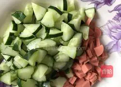 Illustration of how to make cucumber rice bucket 7