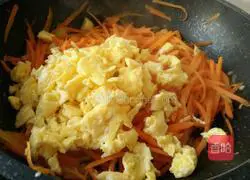 Illustration of how to make scrambled eggs with carrots 6