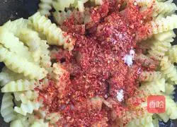 Illustration of how to make wolf tooth potatoes 7