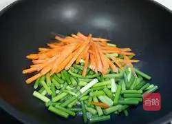 Illustration of how to make fried shredded eggs with garlic moss 4