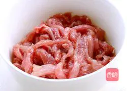 Illustration of how to make shredded pork and stir-fried leeks 1