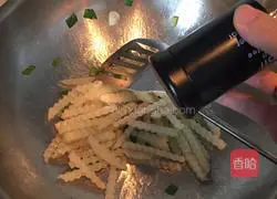 Illustration of how to make wolf tooth potatoes 5